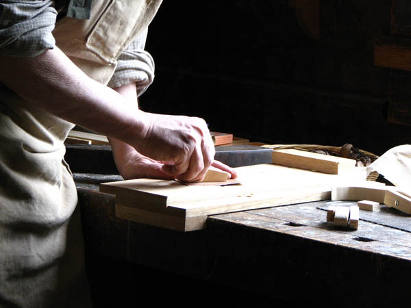 Ofrecemos un servicio de <strong>carpintería  de madera y ebanistería en Coirós</strong> adaptado a las necesidades del <strong>cliente</strong>.